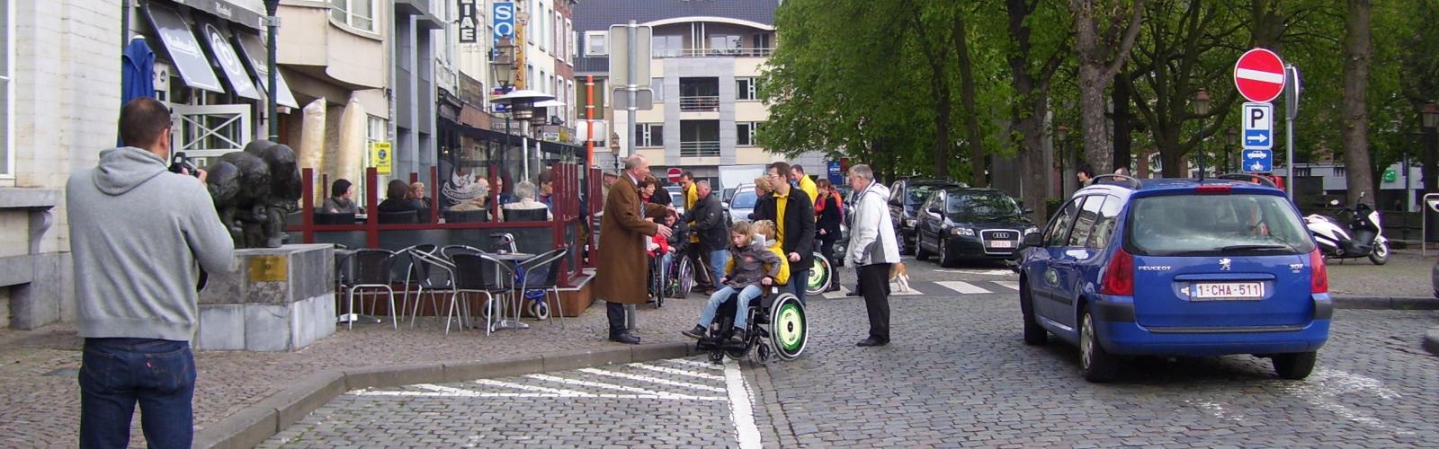 Werkgroep Toegankelijk Tienen is tevreden met de volgende fase voor de heraanleg van de Grote Markt te Tienen, maar blijft waakzaam. Een tentoonstelling omtrent “Toegankelijk Tienen – 20 jaar actie!” is pas voorbij en de werkgroep kan zich verheugen over een positief bericht rond de reeds 4 jaar aangekondigde verfraaiing van de Grote Markt van Tienen. Er is vooruitgang te noteren! Toch blijft de werkgroep waakzaam. Ze zal de geplande fasering voor de werken van dichtbij opvolgen. Ze zal erover waken dat ook