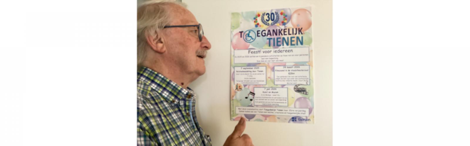 Paul met de affiche voor de activiteiten van 30 jaar TT