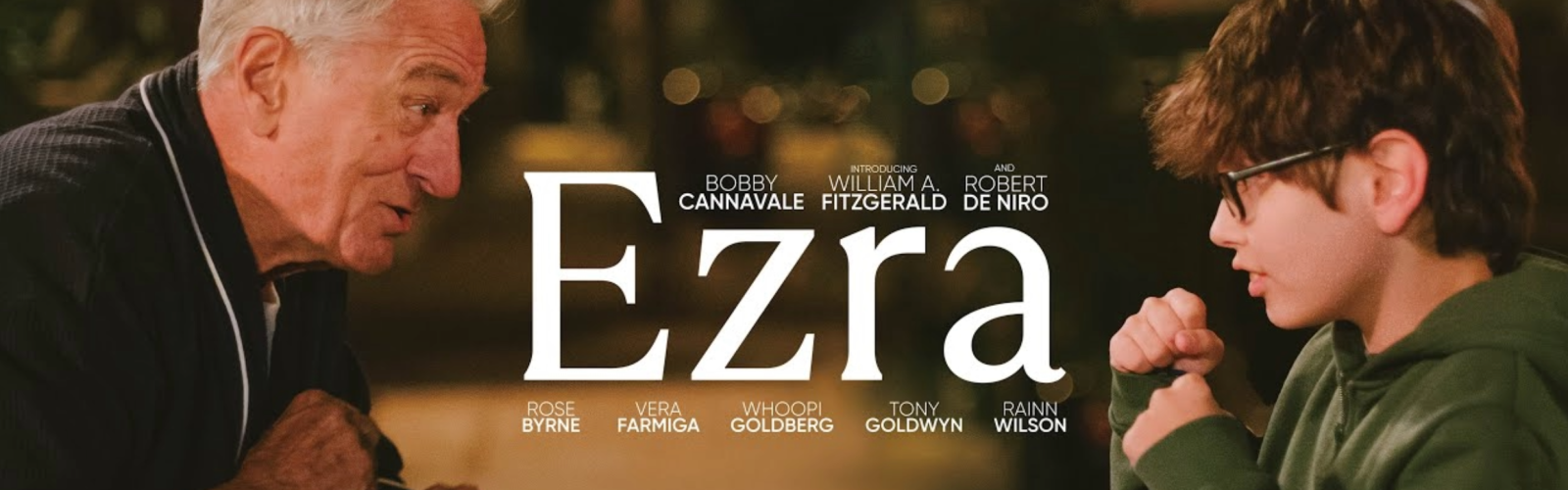 Foto van papa Max en zoon Ezra die tegenover elkaar staan